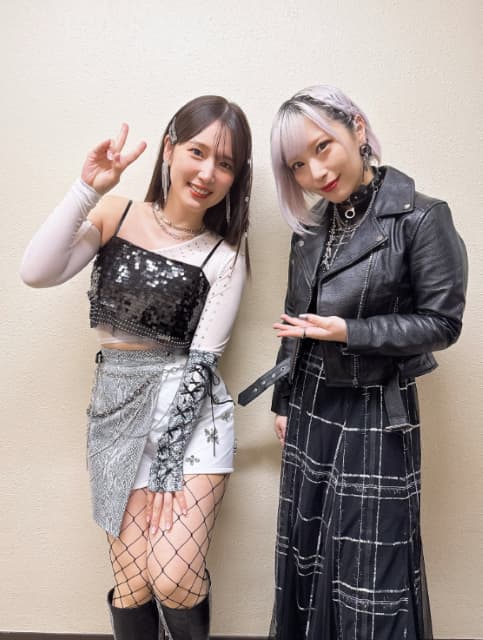 超人気美人声優が共演者とセクシー衣装でツーショット！