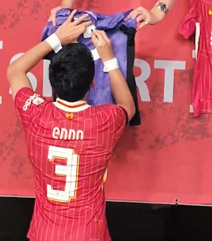 遠藤航がリヴァプールサポーターに神対応