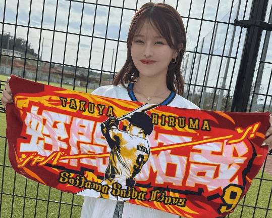 「可愛い！目つぶりすぎ」美女スポーツグラドル、ジャイアンツ球場で見せた”タオル持ちショット”が目をつぶってもキュートと話題に
