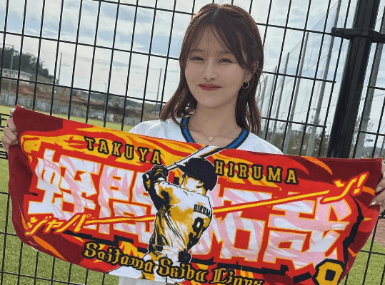 「可愛い！目つぶりすぎ」美女スポーツグラドル、ジャイアンツ球場で見せた”タオル持ちショット”が目をつぶってもキュートと話題に