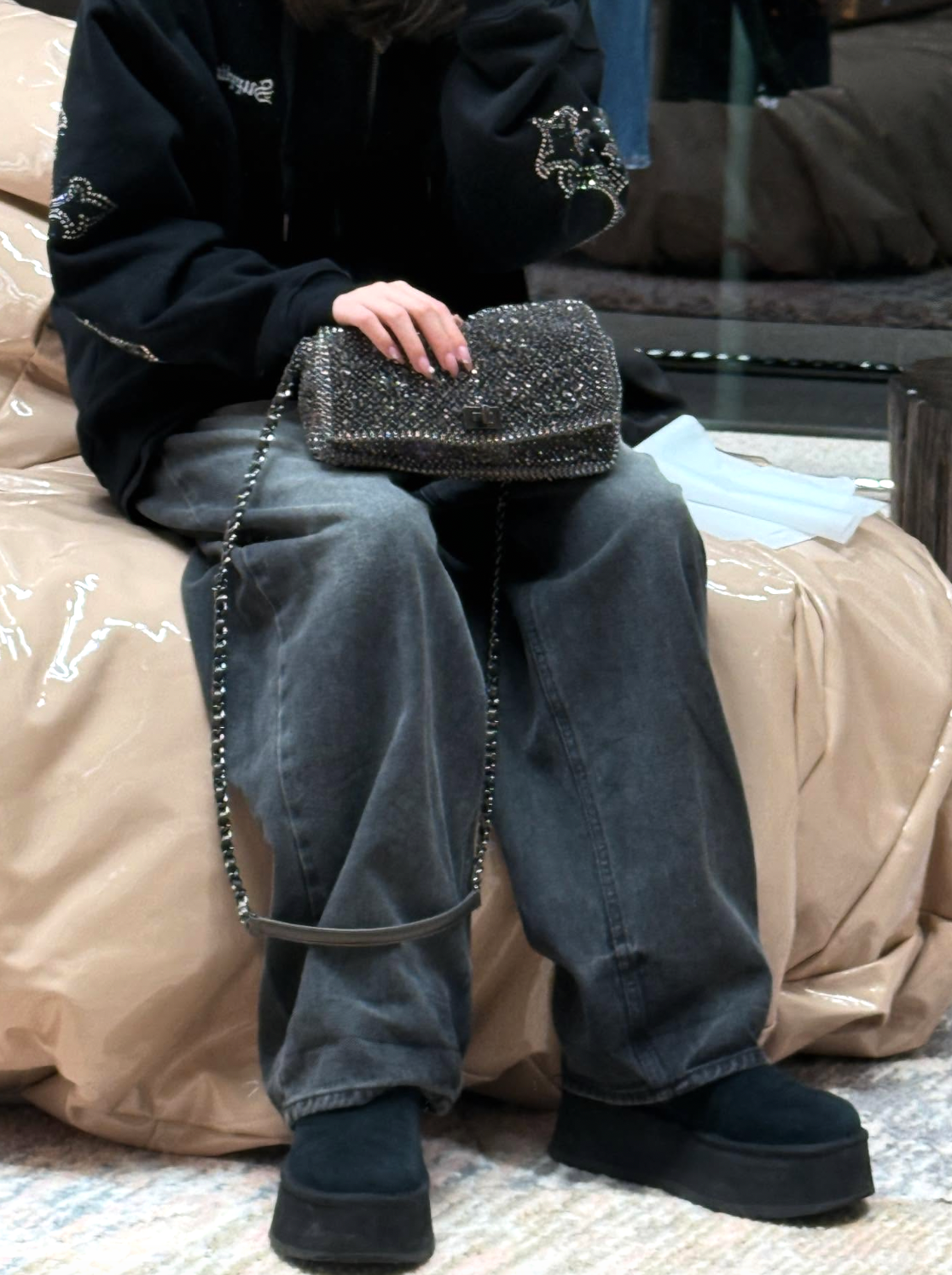 FRUITS ZIPPER櫻井優衣、アンテプリマのバッグに「あまりにも可愛く撮れた」と自賛。アリーナツアー当落発表にファン一喜一憂