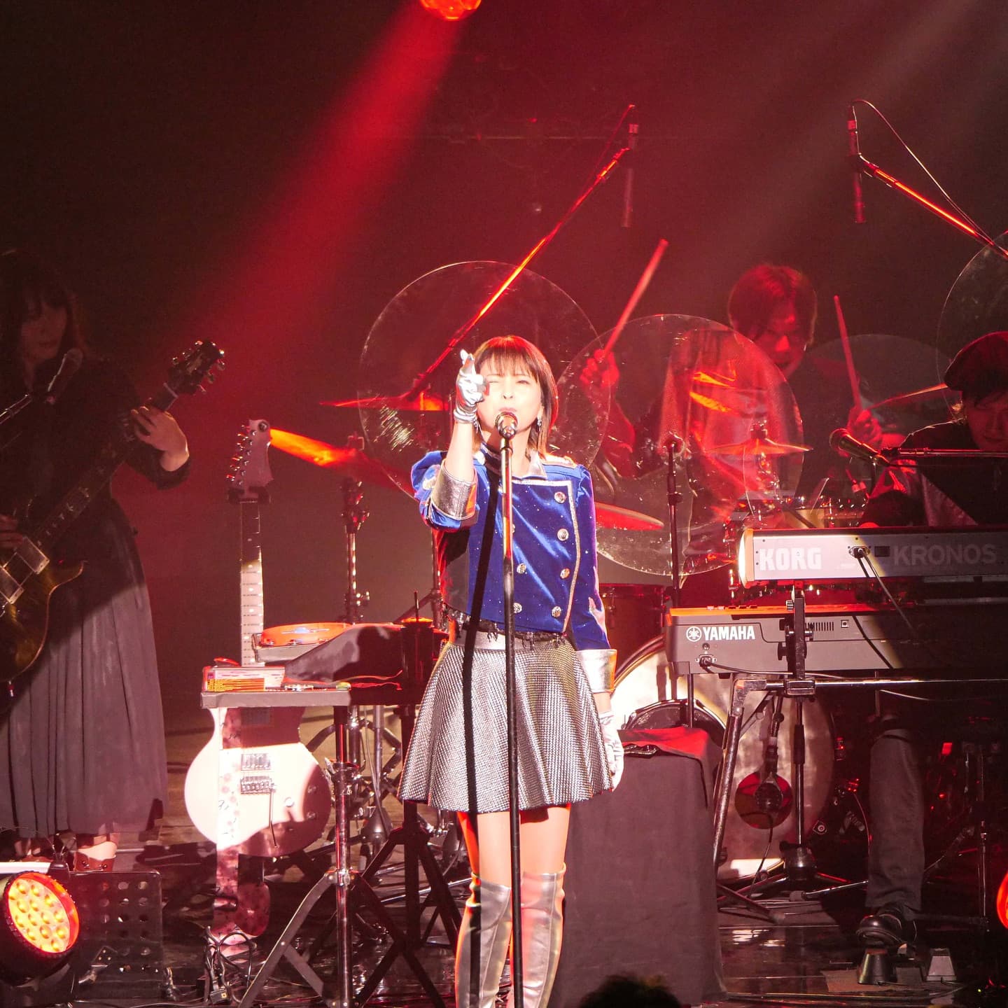 55歳のミニスカ姿にネット驚愕「ファンを楽しませて」