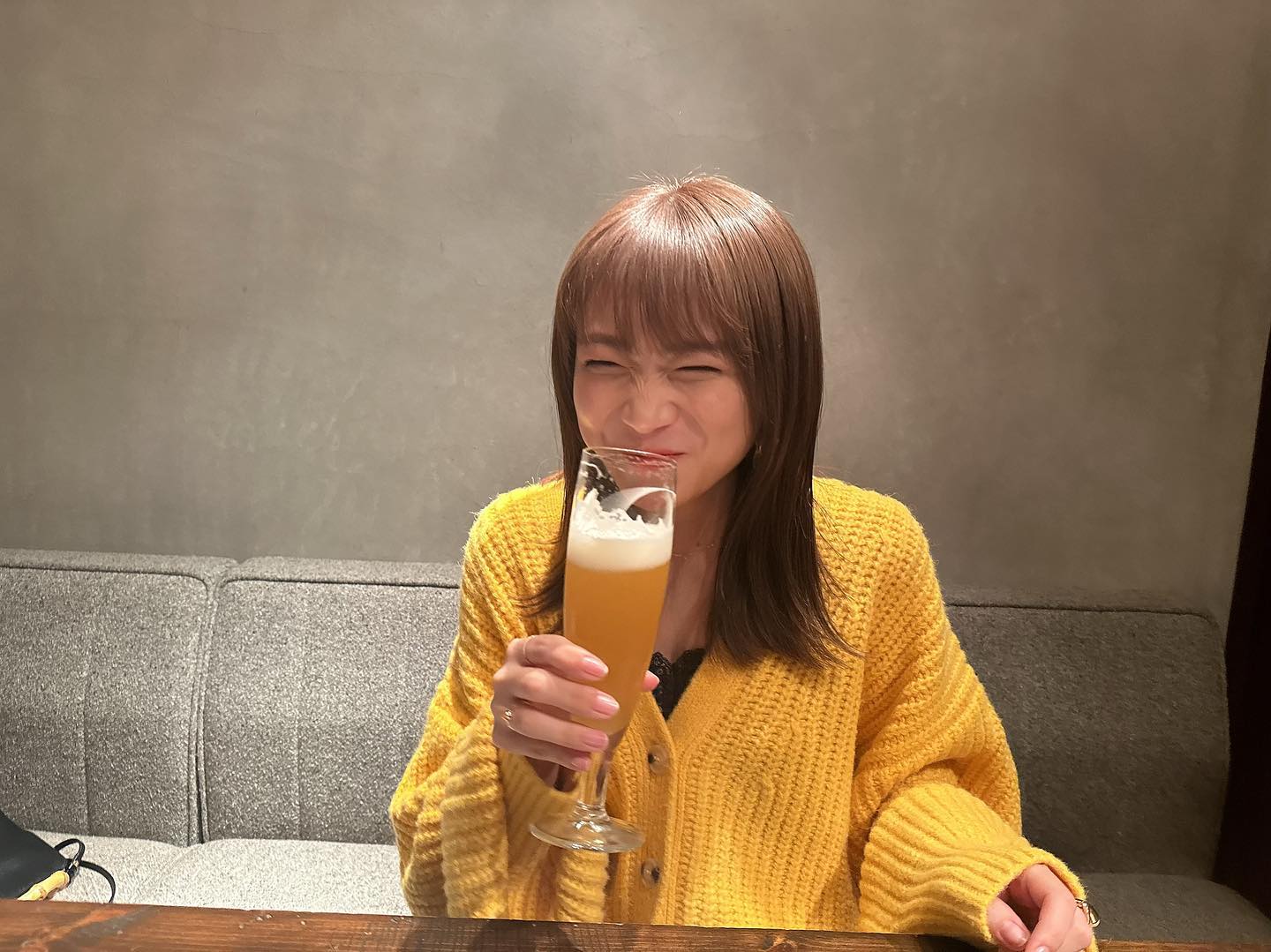 「ほろ酔いでたのしかった🤍」秋元真夏の彼女感あふれるショットが話題に🍺