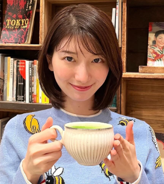 抹茶ラテ片手に「ニヤリ」！吉村恵里子アナ、昼ニュース前のオフショット公開