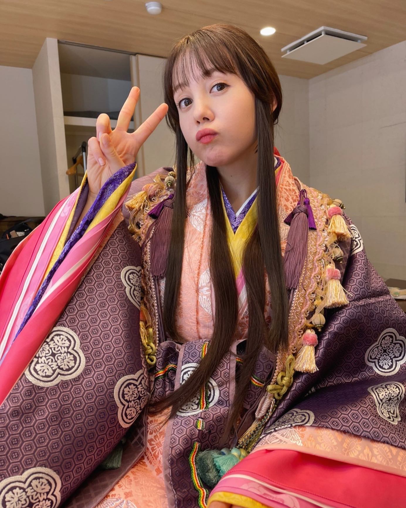 トリンドル玲奈さんが”かぐや姫”に!十二単でピース✌