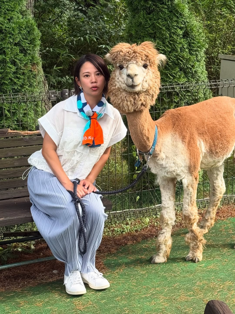 アルパカと真顔でツーショット⁉髙木菜那、"よじごじdays"の可愛すぎるオフショをインスタでシェア！