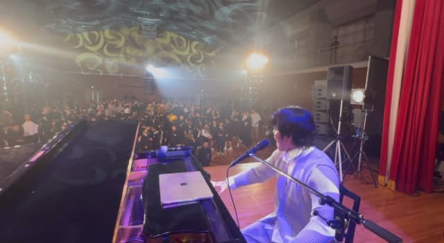 天道清貴が4月に開校した義務教育学校で曲を披露「本当にありがとうございました」