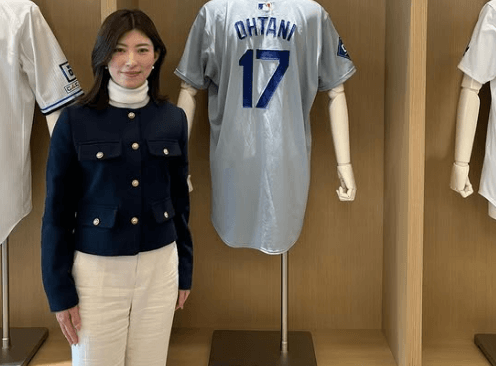 「撮っちゃったもんネ！」あの美女プロゴルファー、大谷翔平の「17番」ユニフォームとの2Sが可愛すぎと話題に