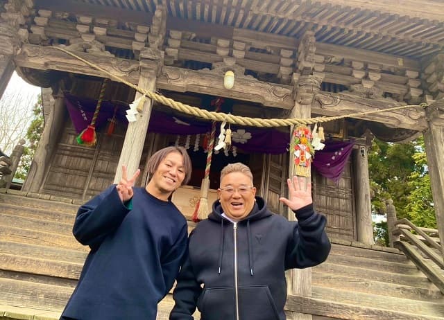 神主の狩野英孝がお勤め終了！参拝に訪れたサンド 伊達との素敵2ショットを公開