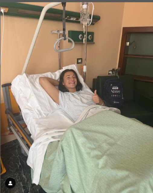 バレーボール選手エレオノーラ・フェルシーノがひざの手術の終了と退院を報告！