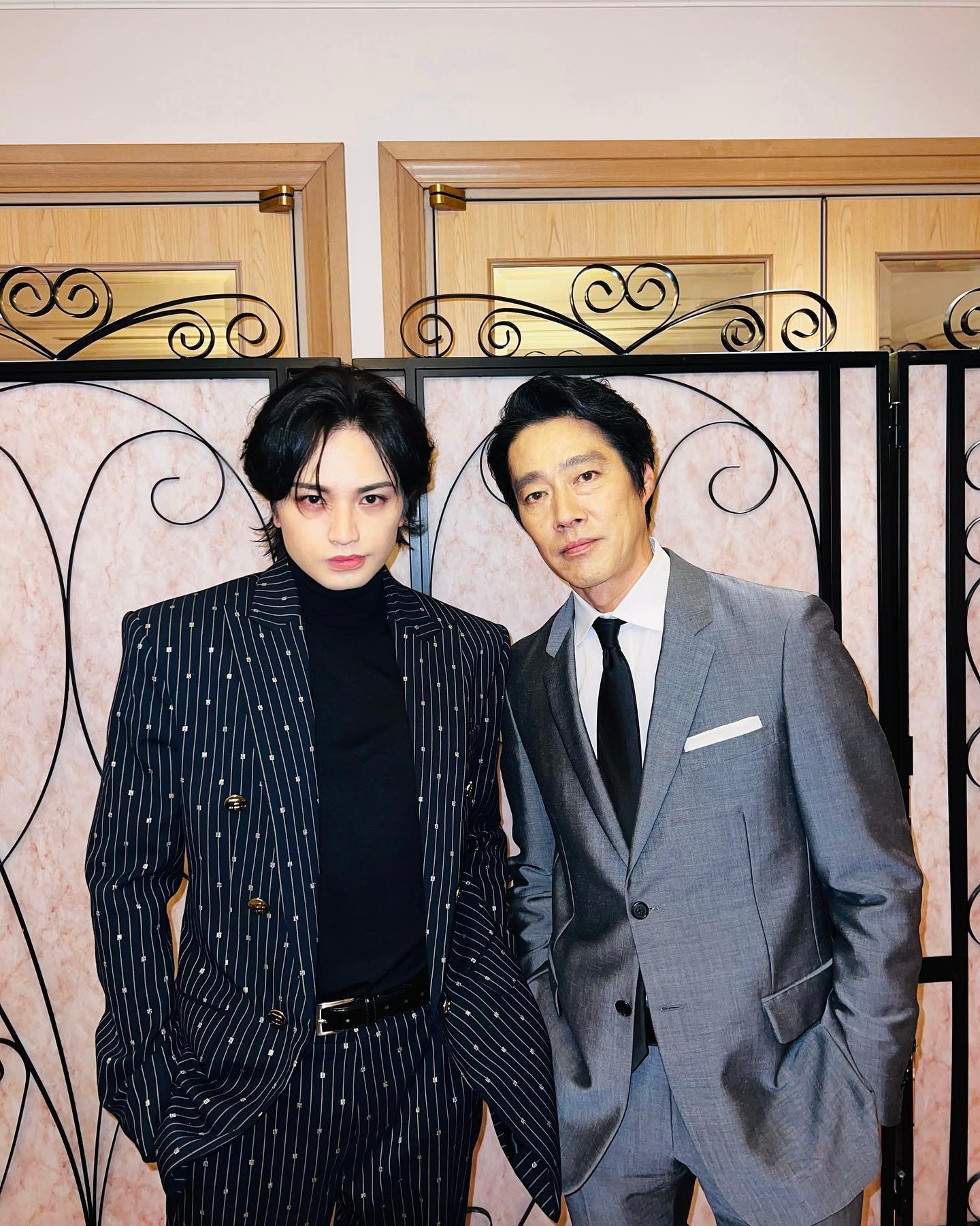 中島健人、主演を務める映画の共演者と豪華2S📸「華麗なるお写真😍」