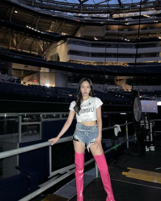 TWICEミナが最新ショットを公開🐧✨圧巻のスタイルの良さでファン魅了