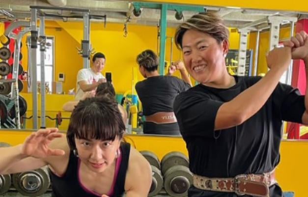 プロゴルファー・工藤遥加、再びアニマル浜口ジムへ！京子さんとの“似てる”発見に笑顔