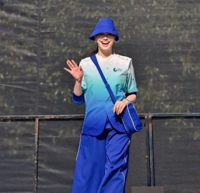 アンミカが大阪万博のユニフォームでウォーキング！