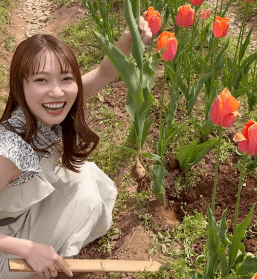 「笑顔が可愛すぎる！」美女タレント、チューリップ祭へ！”もぎたてムービー＆グルメどうぞショット”にファン歓喜