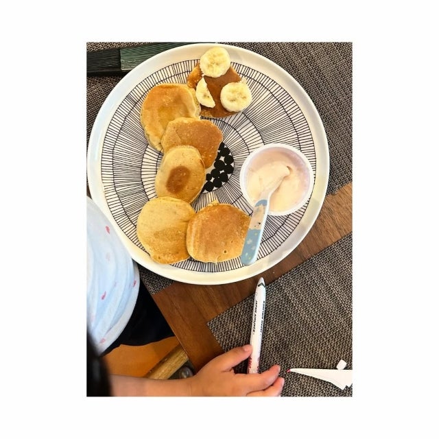 三倉茉奈の食卓に癒し全開、娘が描いたバナナ目のいもむしホットケーキ