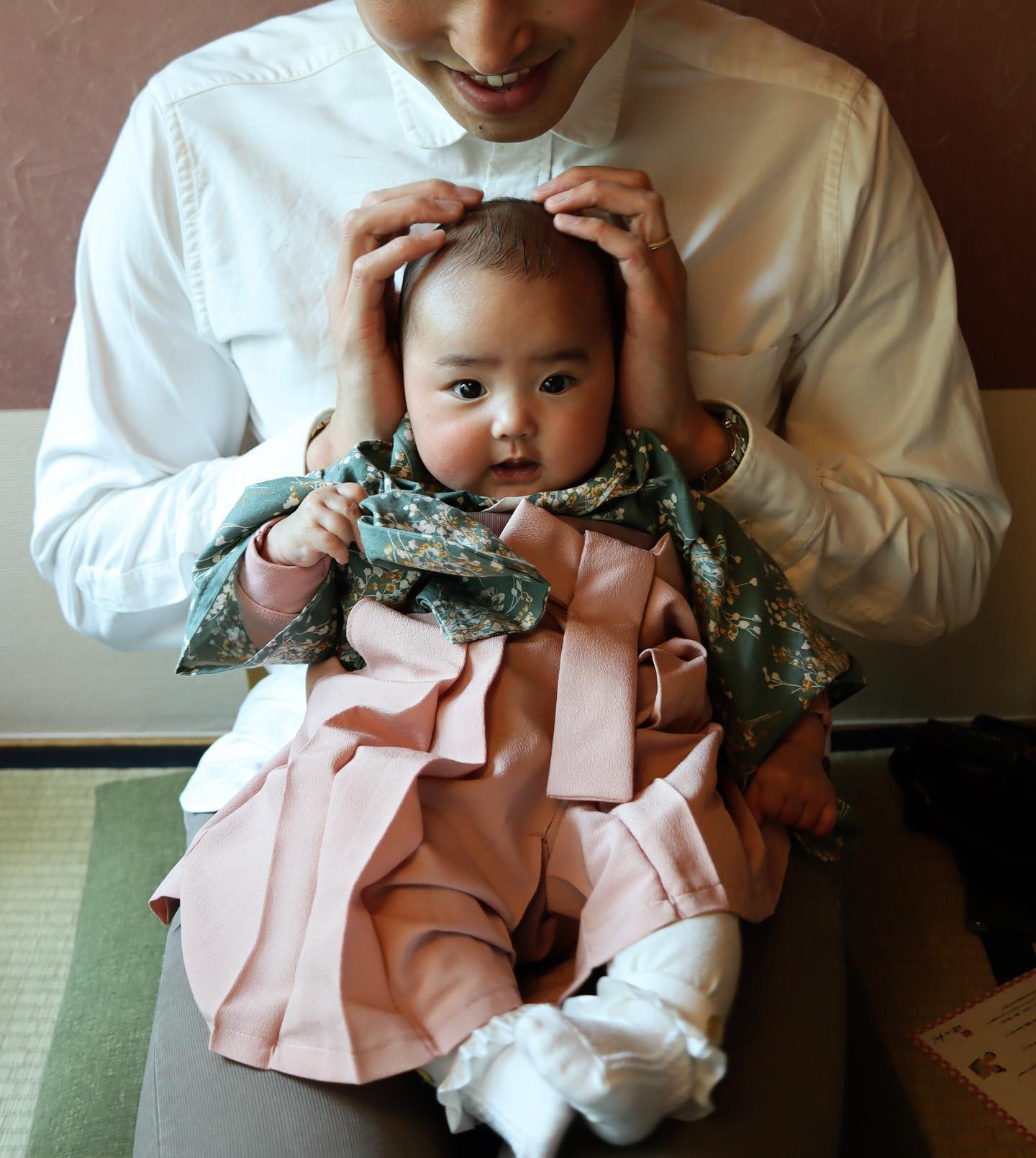 塩浦慎理 が愛娘のお食い初めショットを公開「いっぱい食って大きくなれ～😆」