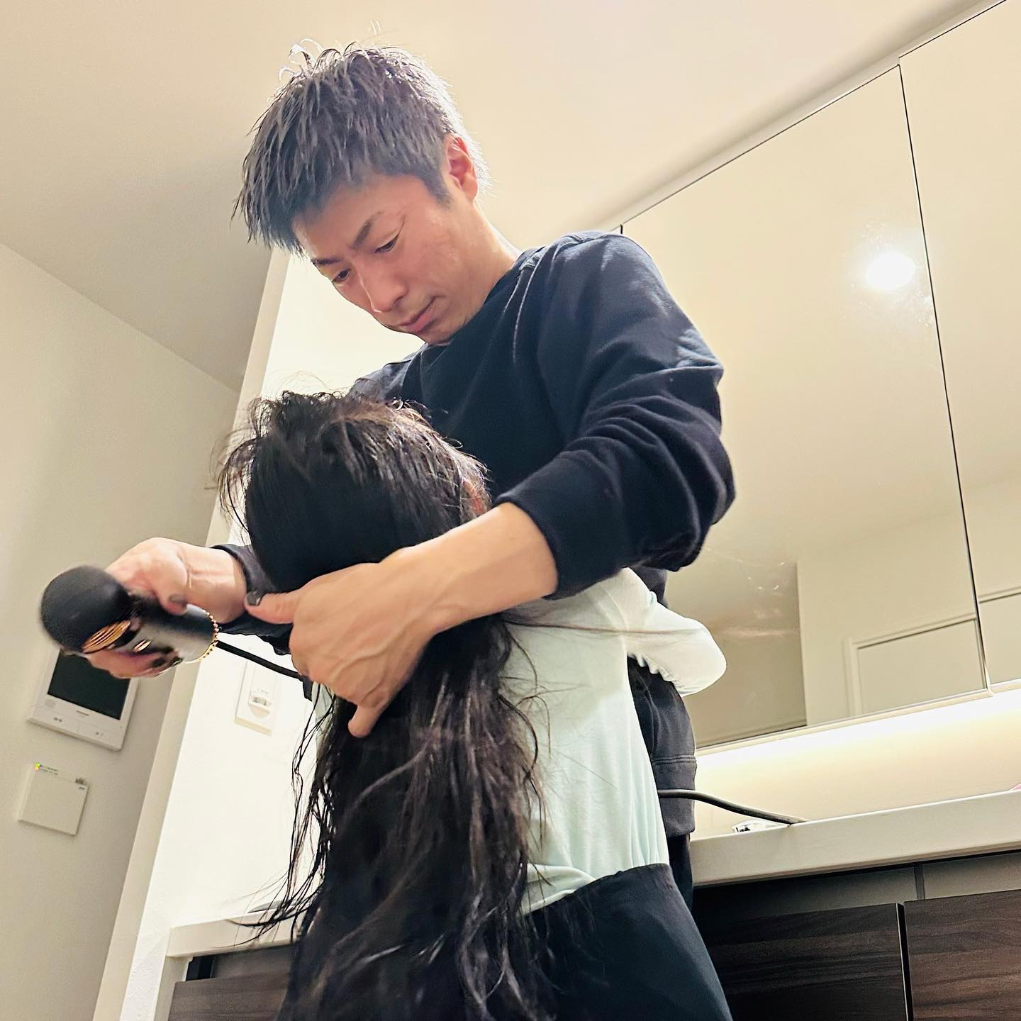 田村淳と愛娘のハグショット💞「パパ大好き度が伝わってくる❤️」