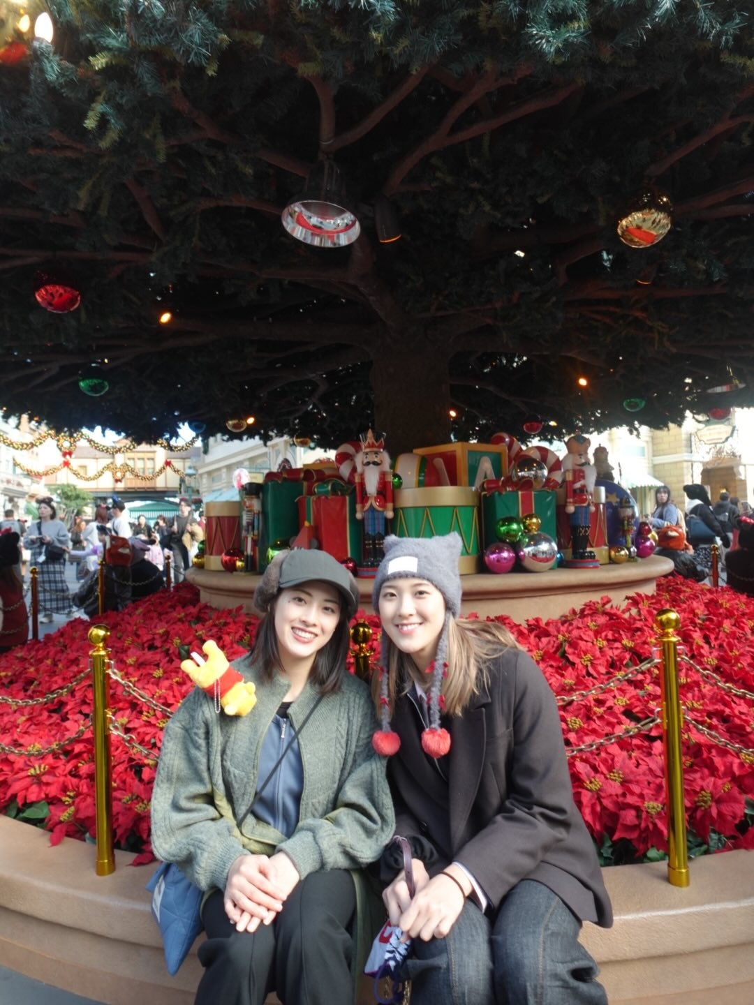 佐藤淑乃がクリスマスの思い出投稿　ディズニーランドでの笑顔に反響