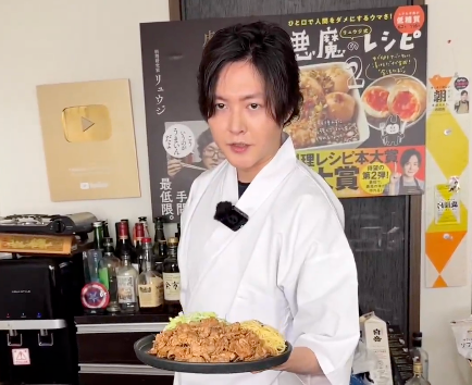 料理研究家・リュウジ、“老舗料理店の伝説メニュー”を自己流で再現