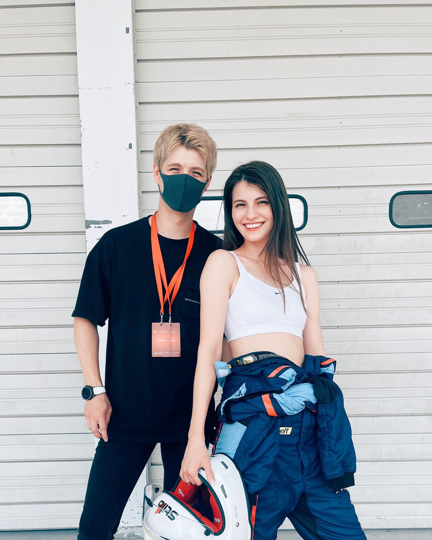 🚘車好きのマギーさんがサーキット場へ！「スタイル良すぎ❤️」