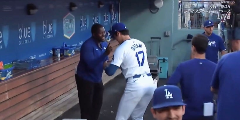 パリピじゃ〜ん。ベンチで踊っちゃう大谷にファンが釘付け