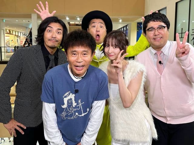 芸人たちの中に女神？！篠田麻里子とダウンタウン浜田ら豪華芸人たちの楽しいショットが見逃せない！