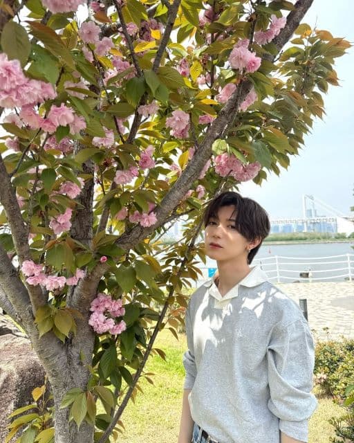 「どこのお国の王子様でしょうか？」「ピンク似合う」Travis Japan・七五三掛龍也、仕事終わりの散歩ショットを公開！