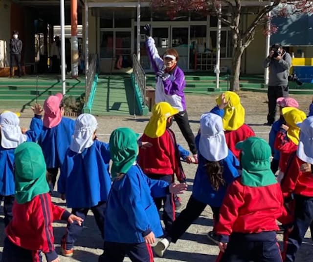 宇津木妙子、20年ぶりの訪問！園児たち＆支援学校の生徒と充実の交流時間