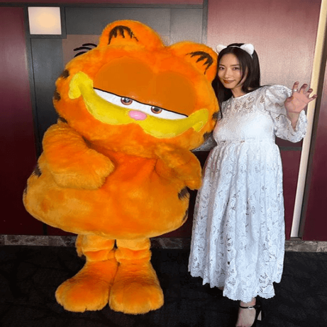 ガーフィールドと！「MEGUMI」が可愛い猫耳をつけ貴重な2ショットを公開