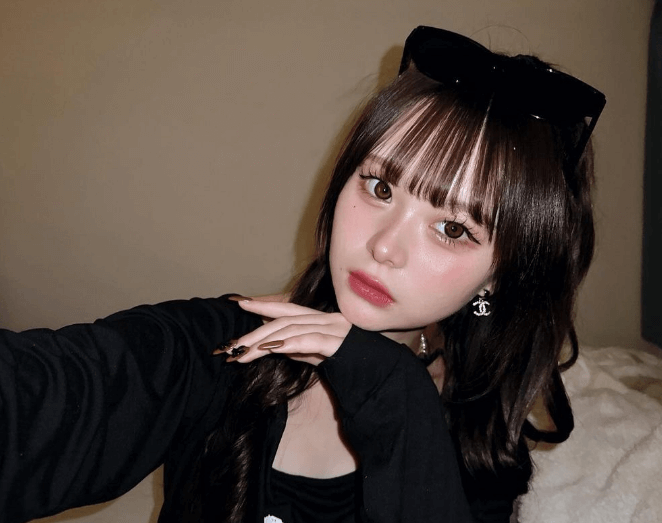 「可愛すぎて人生のモチベ上がる」超人気美女ユーチューバーさくら、室内の最新プリンセスショットを披露！