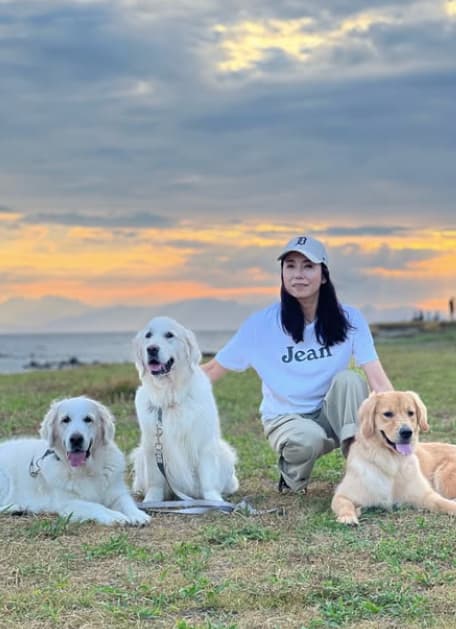 高橋ひとみ、愛犬と綺麗な景色でのお散歩ショットにファンほっこり