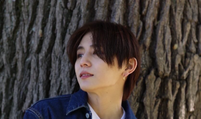 山田涼介、デニム姿が話題沸騰！「アザーカット公開」でファン熱狂！！