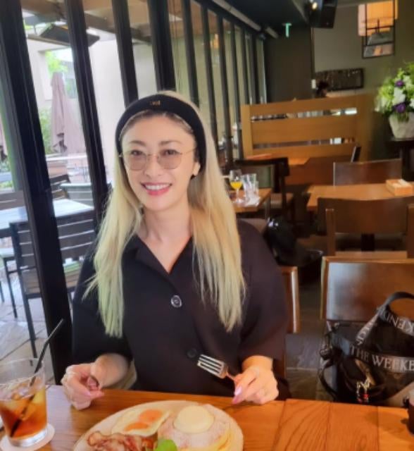 山田優、旅先で一目惚れしたカメラと共に。お気に入りのアイテムで彩る最新コーデ