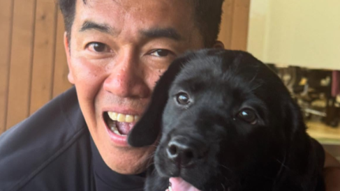 武井壮、“黒ラブ”とじゃれ合う癒し動画が話題に！「黒豹を子供扱いするとは…」