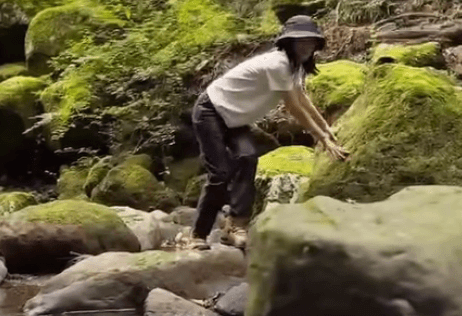 「自ら水辺に近付く…」登山美女子、スポーツモデルウェアの披露＆山ガールムービーにファン歓喜！「アクティブですねー」