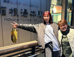 「食べ歩きでお腹パンパン！」秋本愛、TBS『いくらかわかる金？』ロケを満喫