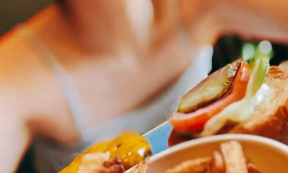 「暑さに負けずチョコ三昧」牧瀬里穂、パリでの涼やかティータイムと“ピラミッド型チョコ”を紹介