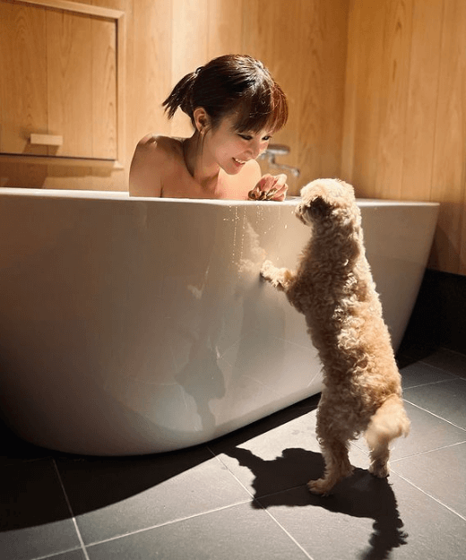 ”バスタブ内の美女と犬”人気モデルの武田静加、ファンが「最高のロケーションですね」と称賛する魅了ショットを公開！