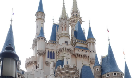 南明奈がディズニーで“春の魔法”を満喫！シンデレラ城とチューリップの幻想的ショットに注目