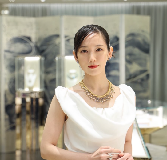 「圧倒的な煌めき」女優・吉岡里帆、ティファニー銀座でまとうジュエリーの輝き