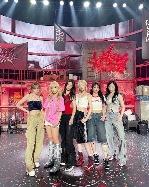 NMIXX カムバック後に出演の番組衣装による最新ショットを公開