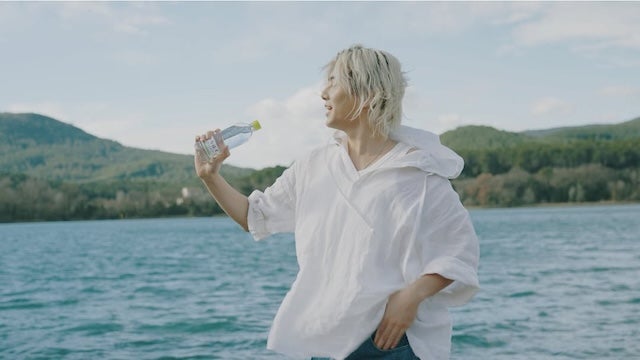 いろはす公式が藤井風のCMオフショットを投稿！ファンからのコメント多数！