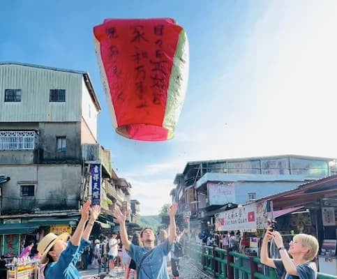 「思いが届きますように」ホラン千秋が台湾のランタン飛ばしの様子を投稿