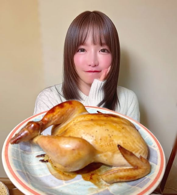 「丸焼きをひとり一羽いただきました」大食いタレント・もえあずのクリパはやっぱり規格外⁉「4人でシェアする量ですよw」