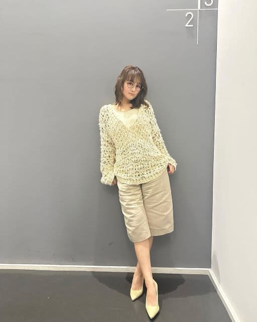 鈴木奈々、ニットとパンプスを黄色で揃えたセンスが光る”昨日のコーデ”投稿にファンから反響の声！