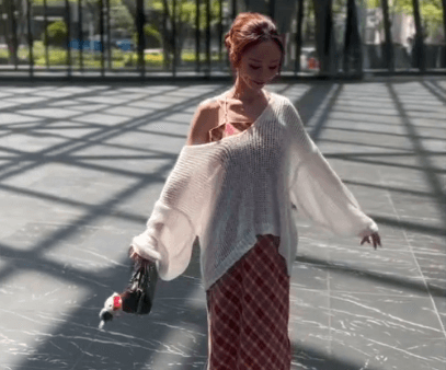 「バリ可愛い」人気モデル、愛犬家たちと撮った美ショット＆ムービーを披露！美麗姿と癒しシーンにファンヒーリング状態「超可愛い」