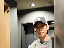 「爆イケすぎて待てない！」小山慶一郎、“ガツガツダンス”動画にファン歓喜「銀髪×青カラコンは反則」「CHOIYAMA本気きた！」