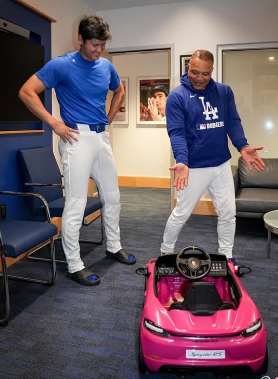 大谷パパ、ロバーツ監督から娘にファーストポルシェのプレゼント！「この顔は…次のイタズラ考えてるな（笑）」