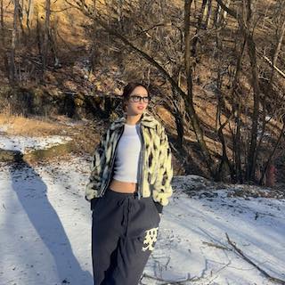 超人気YouTuber、雪の中でのヘソだしに驚きの声?! 抜群スタイル披露で話題に